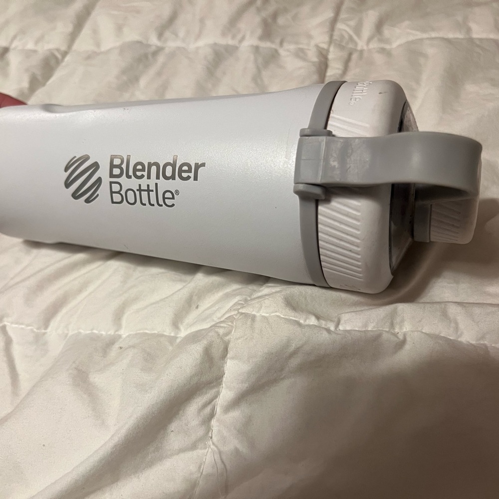 Blender bottle white 26oz heavy duty